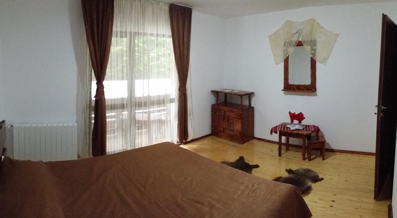 Cabana Barlogul Lupilor Villa Berevoesti Bilik gambar